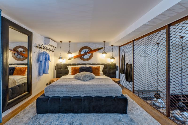 Preview photo for an amazing place. The image is connected to the given place.