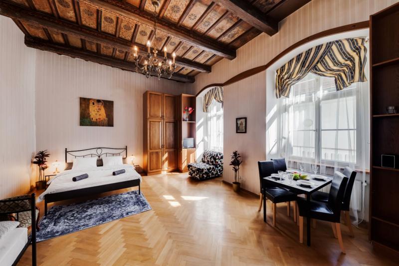 Palace Apartment protected by UNESCO – next to Charles Bridge -3