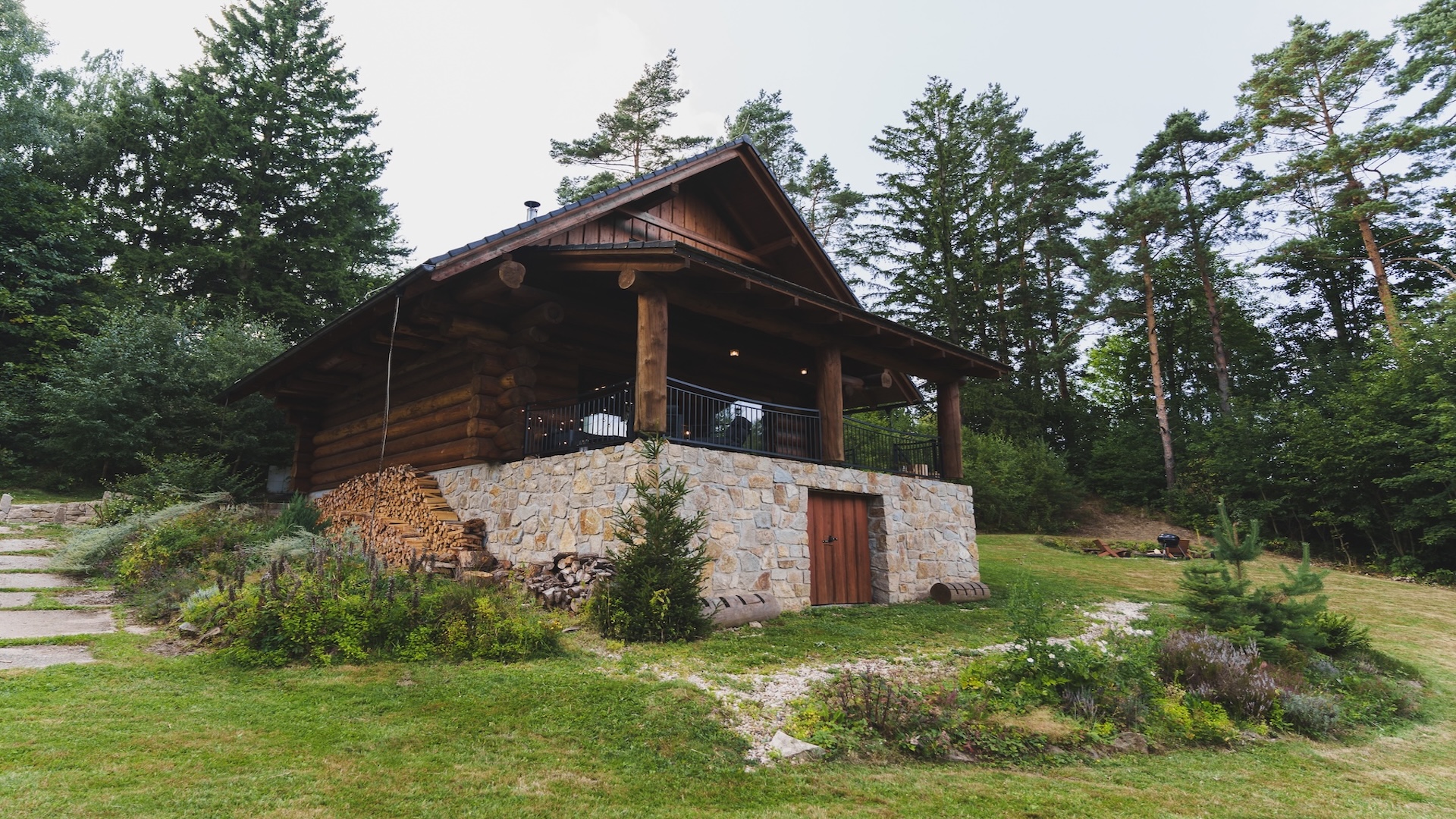 Preview photo in the page header. The image is part of the site structure and could be connected to the content.