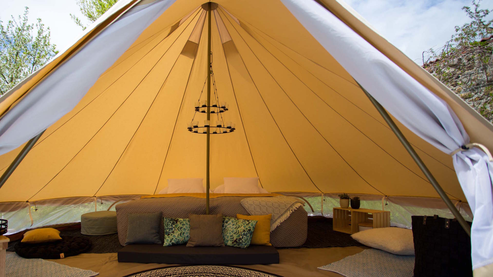 Preview photo in the page header. The image is part of the site structure and could be connected to the content.