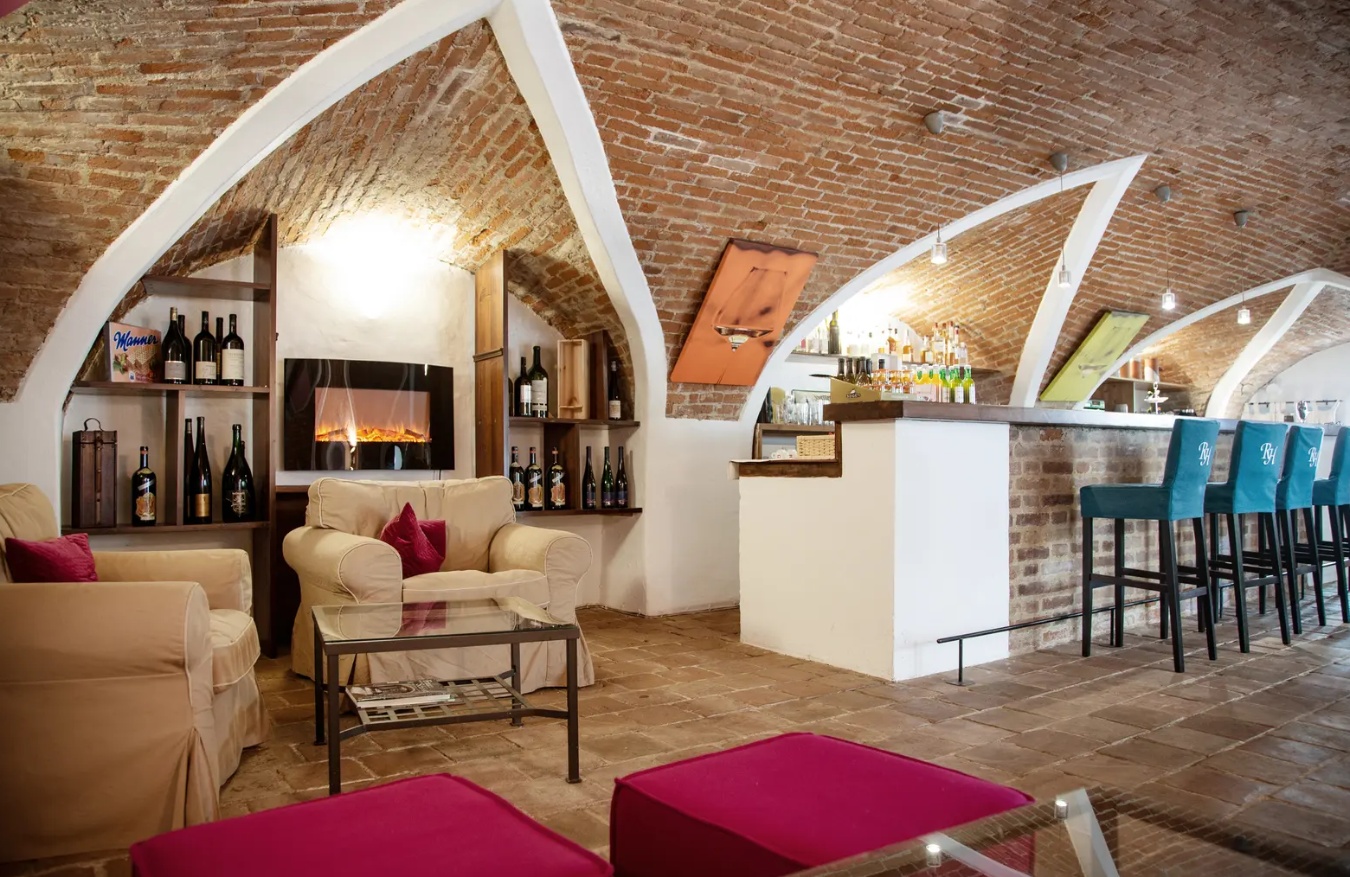 Preview photo in the page header. The image is part of the site structure and could be connected to the content.