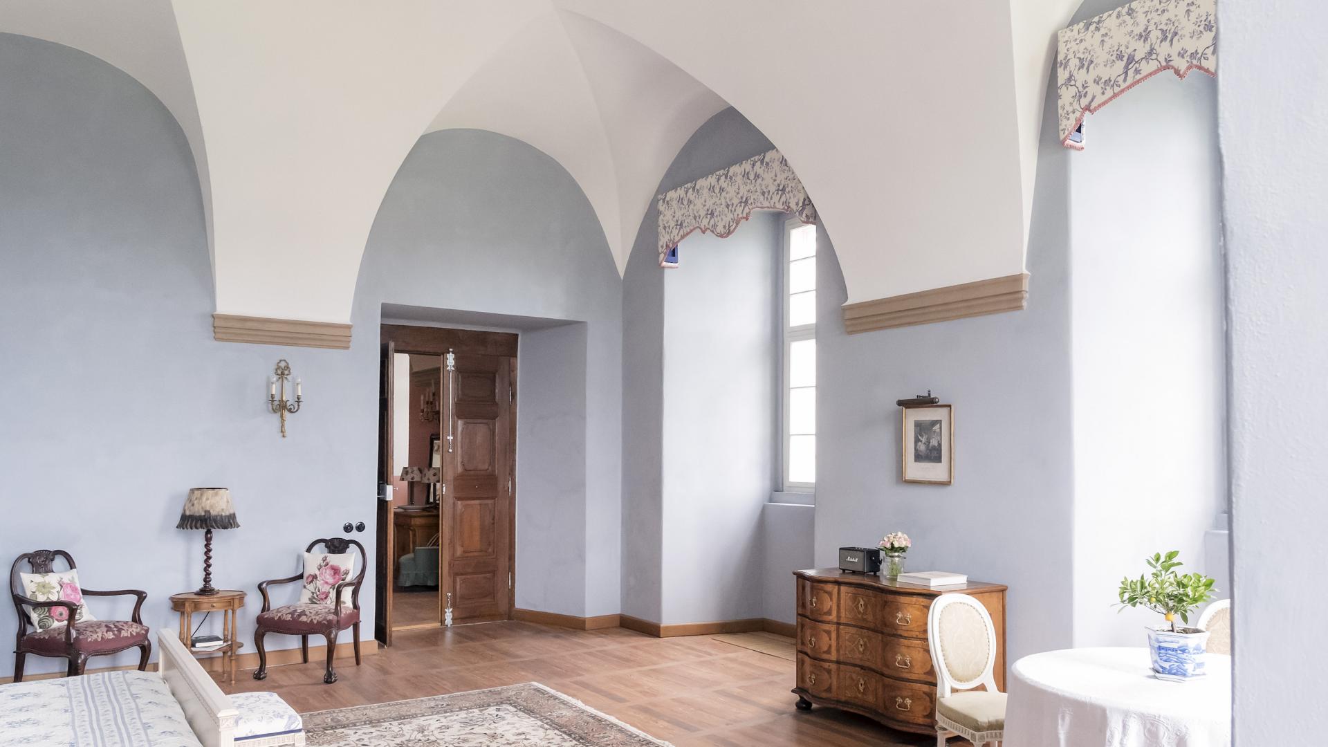 Preview photo in the page header. The image is part of the site structure and could be connected to the content.