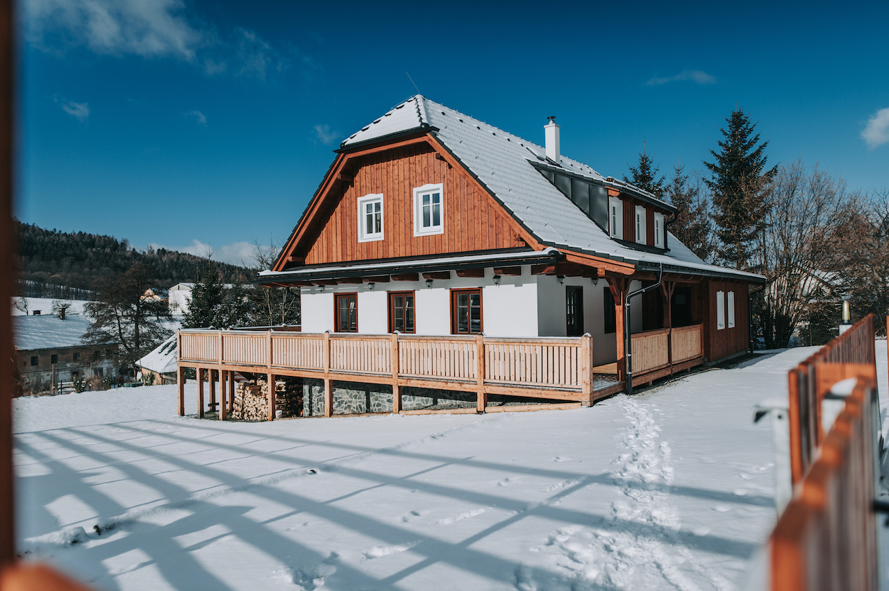 Preview photo in the page header. The image is part of the site structure and could be connected to the content.