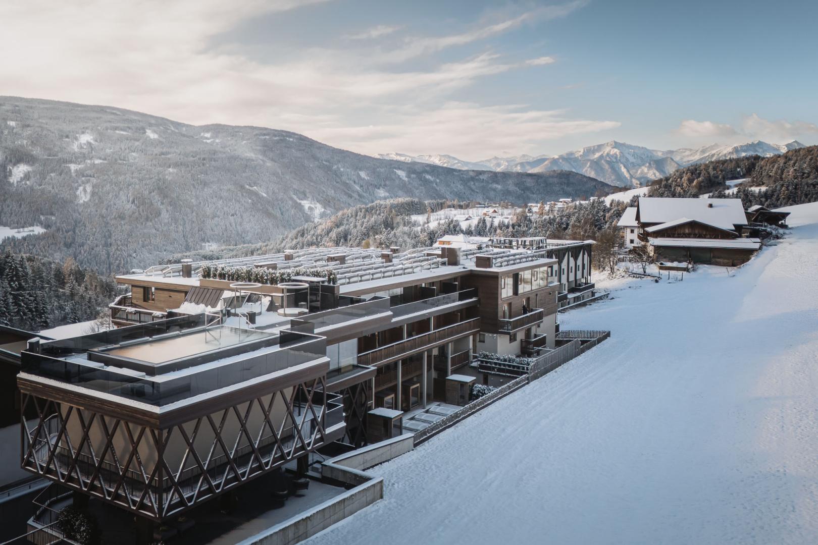 Preview photo in the page header. The image is part of the site structure and could be connected to the content.