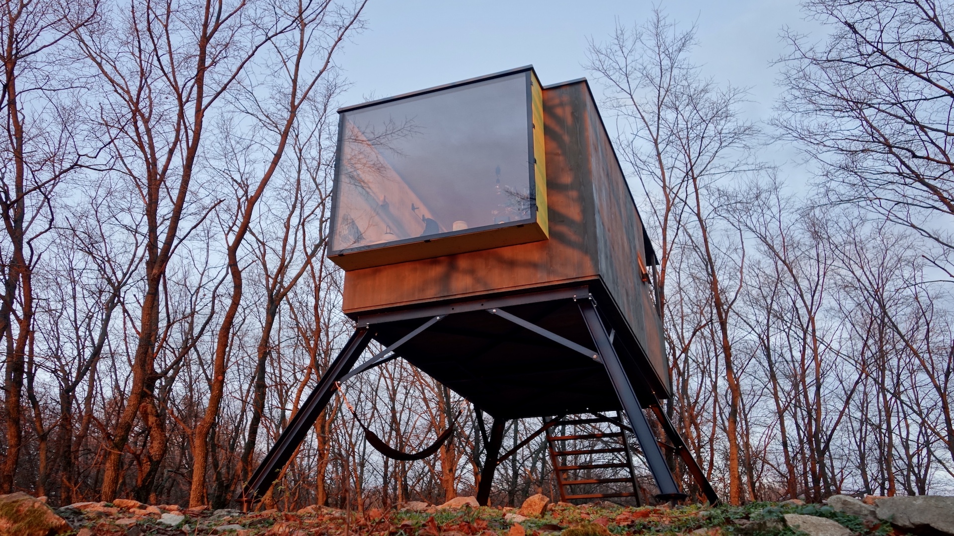 Preview photo in the page header. The image is part of the site structure and could be connected to the content.