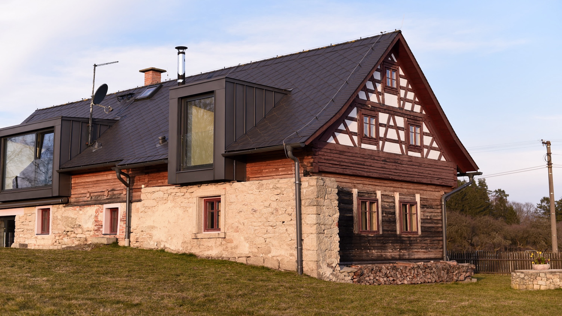 Preview photo in the page header. The image is part of the site structure and could be connected to the content.