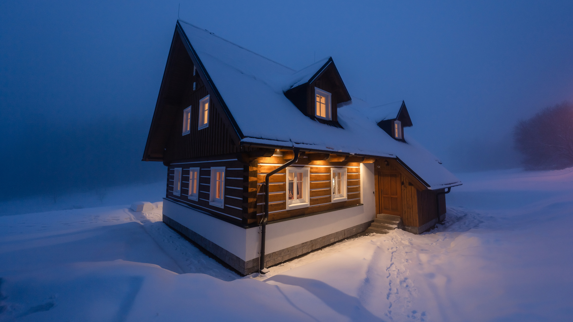 Preview photo in the page header. The image is part of the site structure and could be connected to the content.