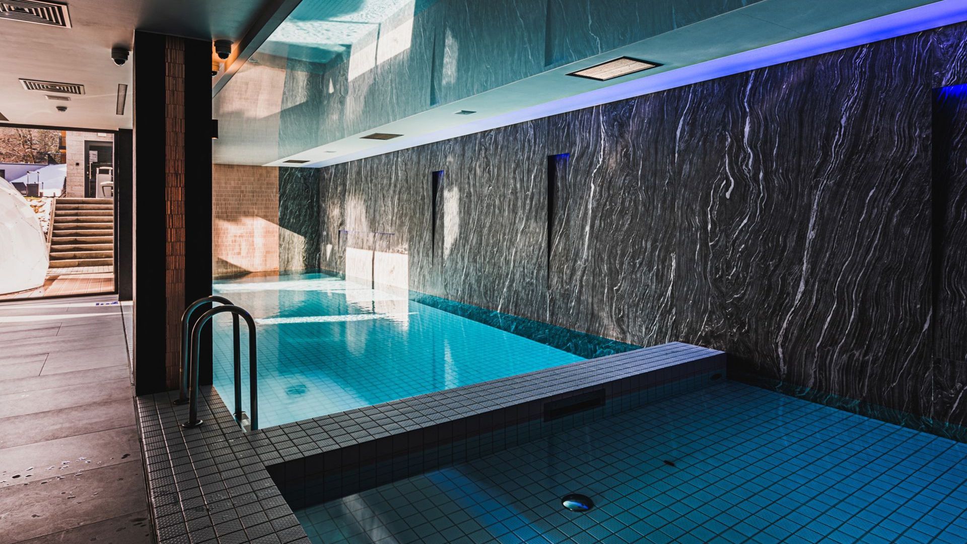 Preview photo in the page header. The image is part of the site structure and could be connected to the content.