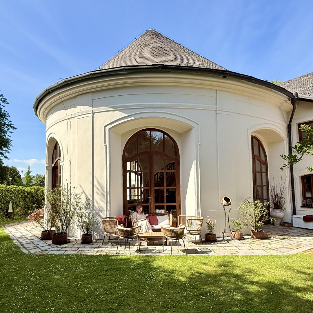 Preview photo in the page header. The image is part of the site structure and could be connected to the content.