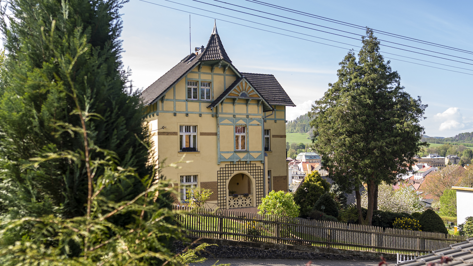 Preview photo in the page header. The image is part of the site structure and could be connected to the content.