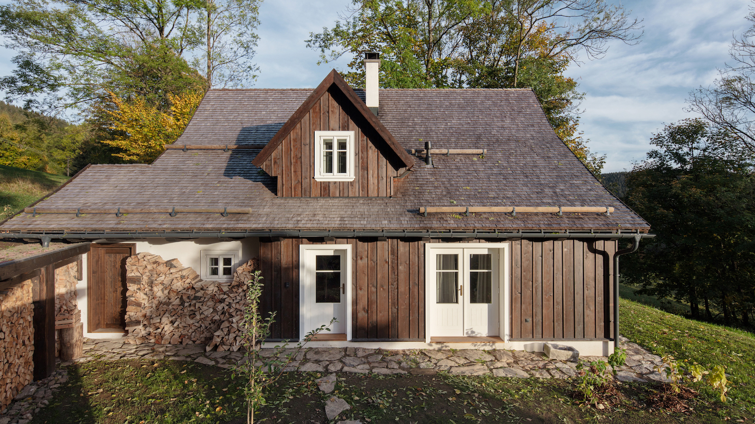 Preview photo in the page header. The image is part of the site structure and could be connected to the content.