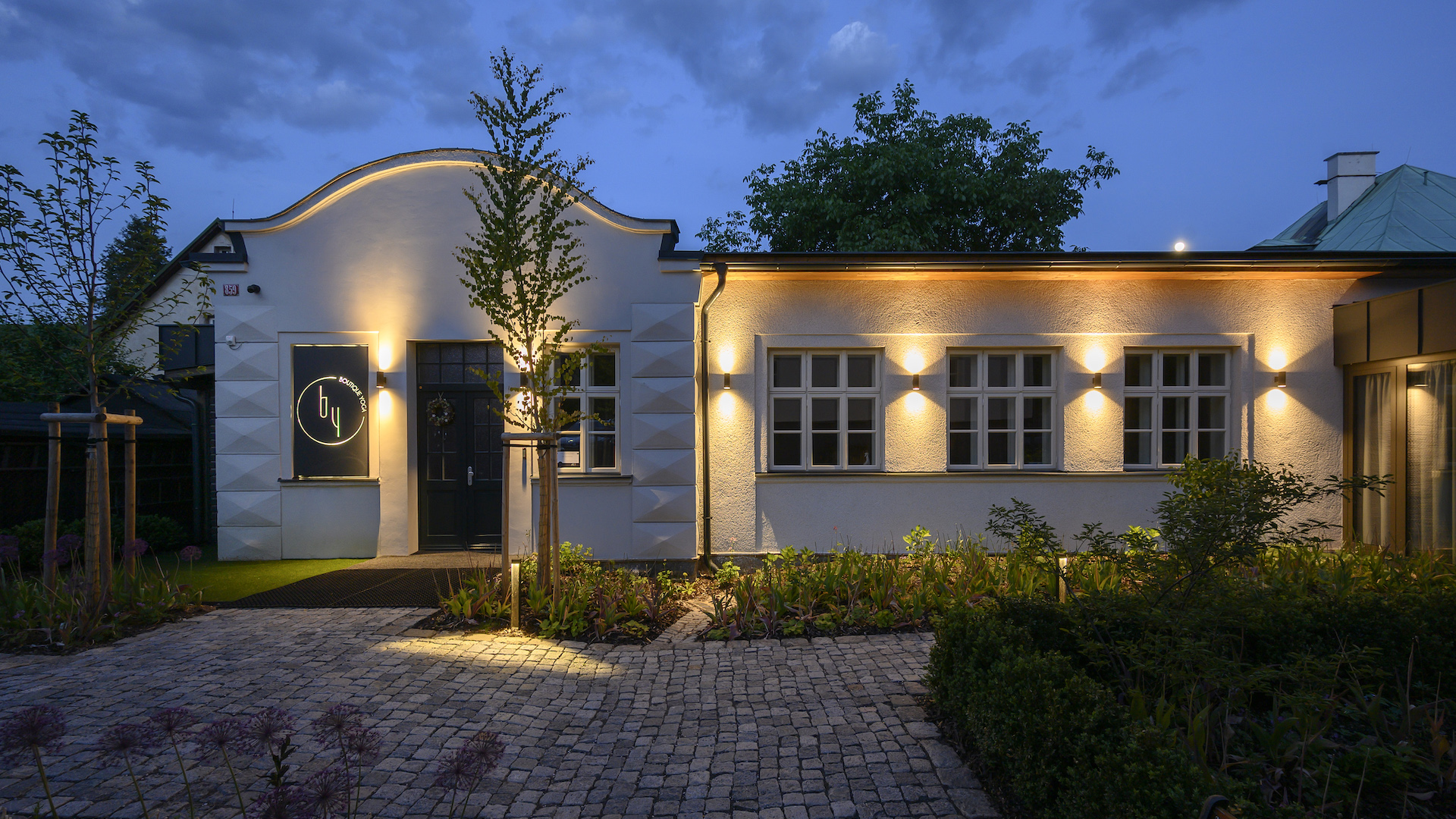 Preview photo in the page header. The image is part of the site structure and could be connected to the content.