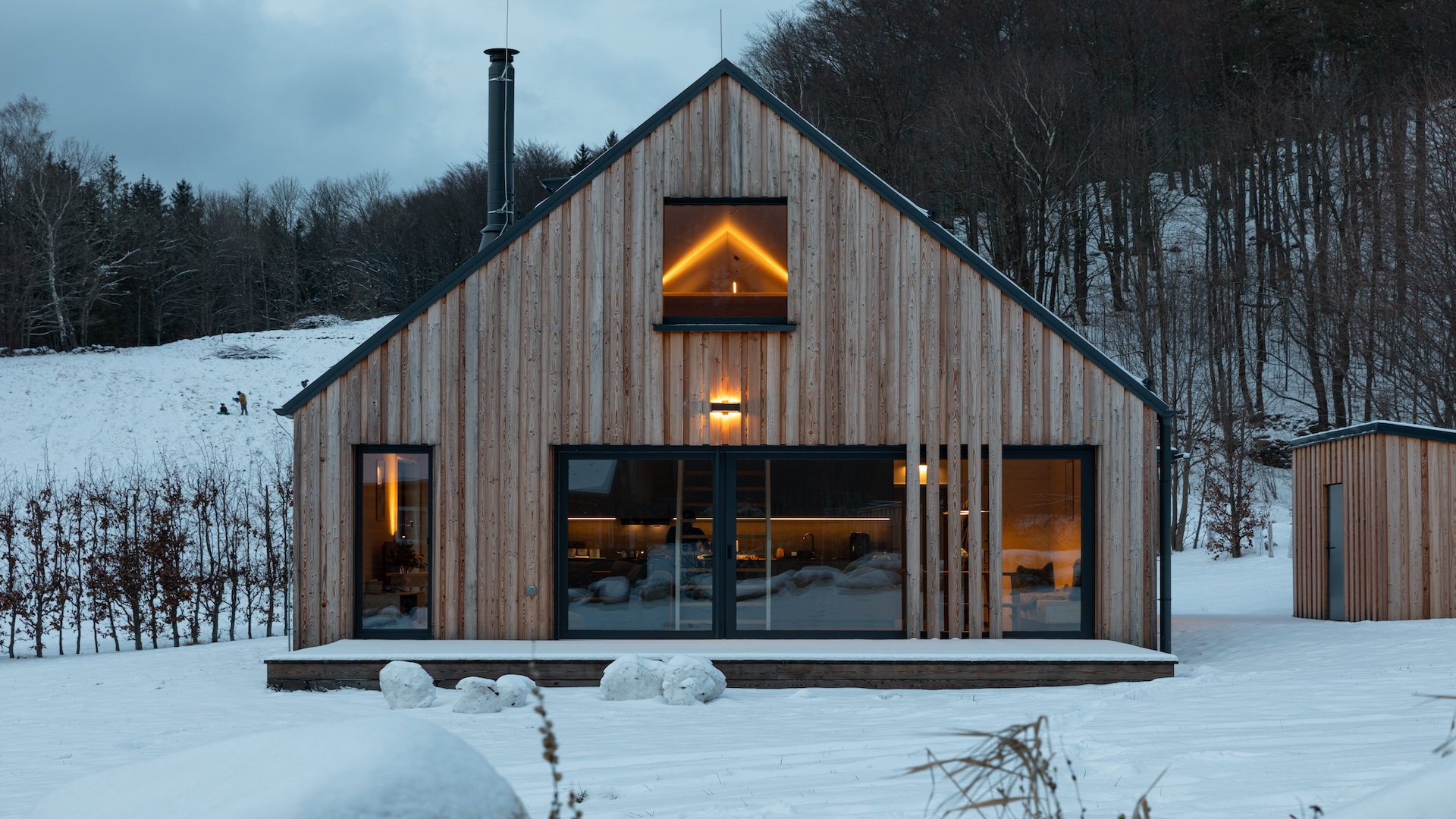 Preview photo in the page header. The image is part of the site structure and could be connected to the content.