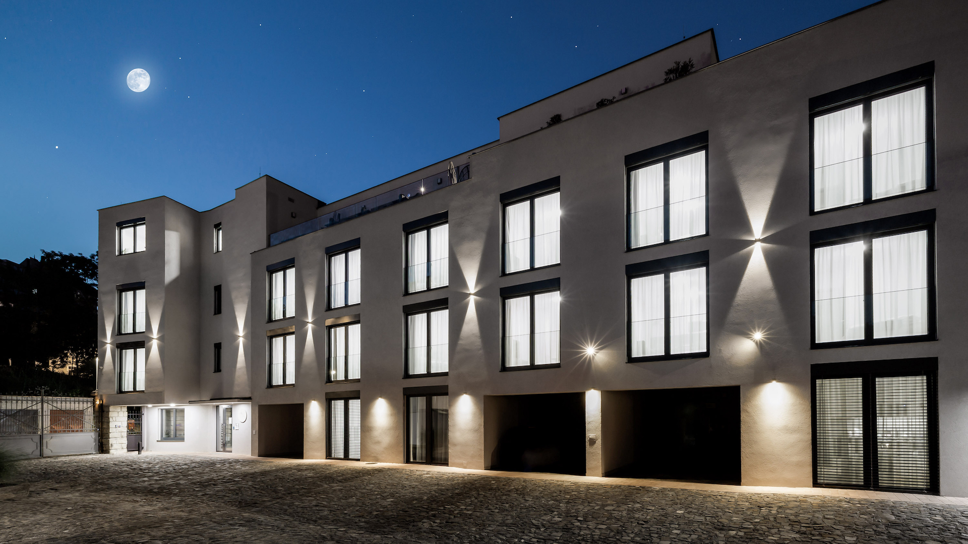 Preview photo in the page header. The image is part of the site structure and could be connected to the content.