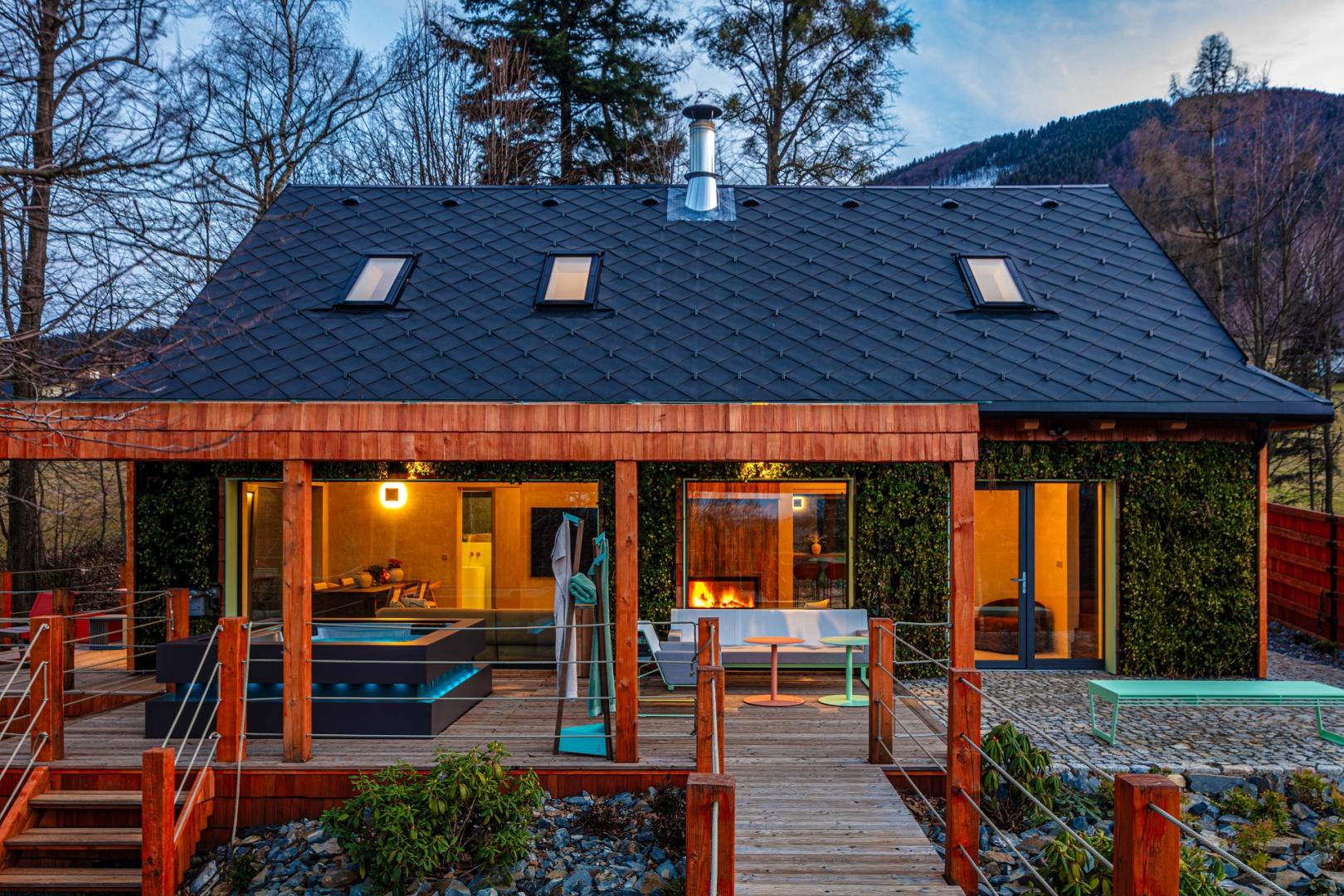 Preview photo in the page header. The image is part of the site structure and could be connected to the content.