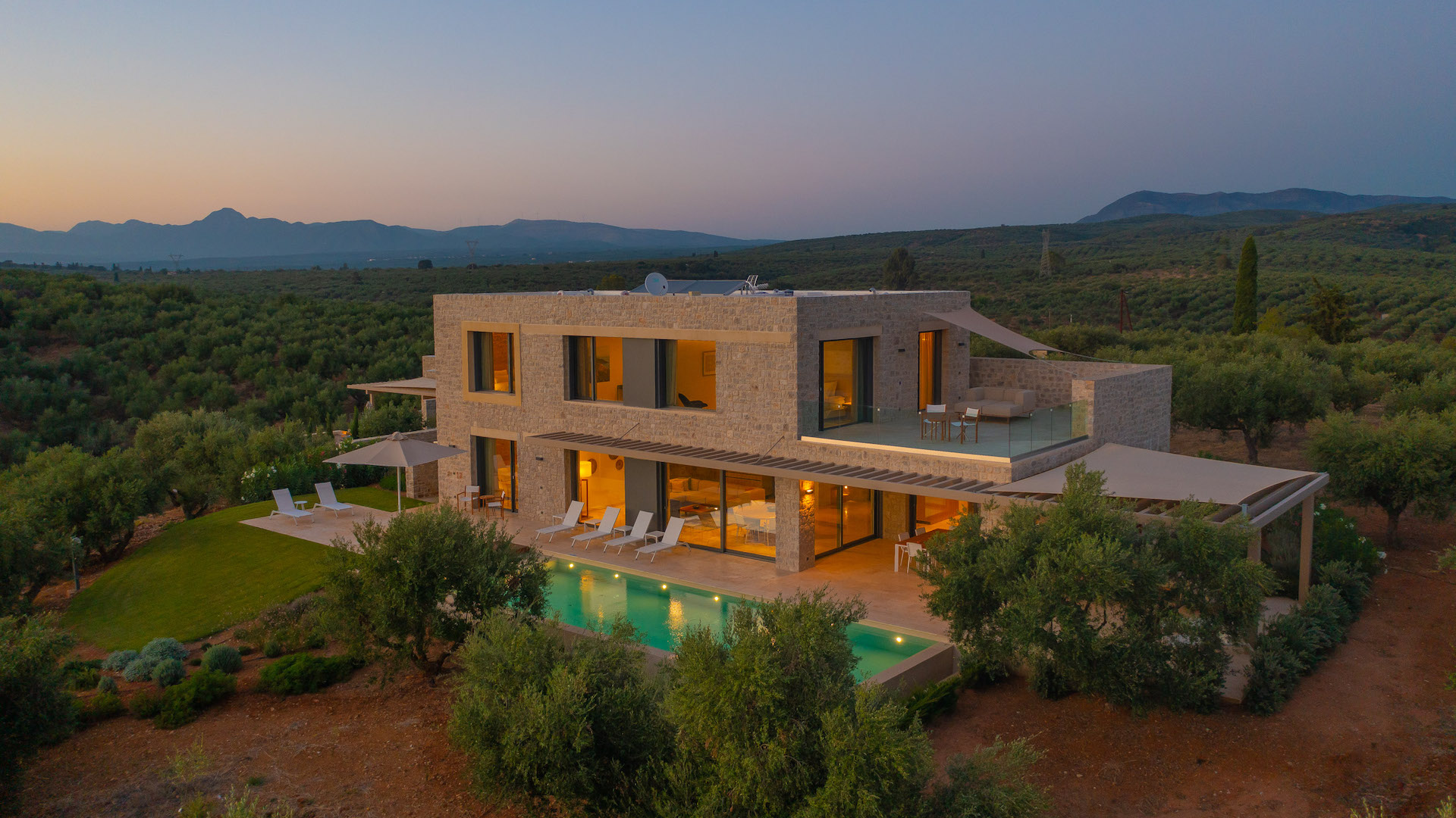 Preview photo in the page header. The image is part of the site structure and could be connected to the content.