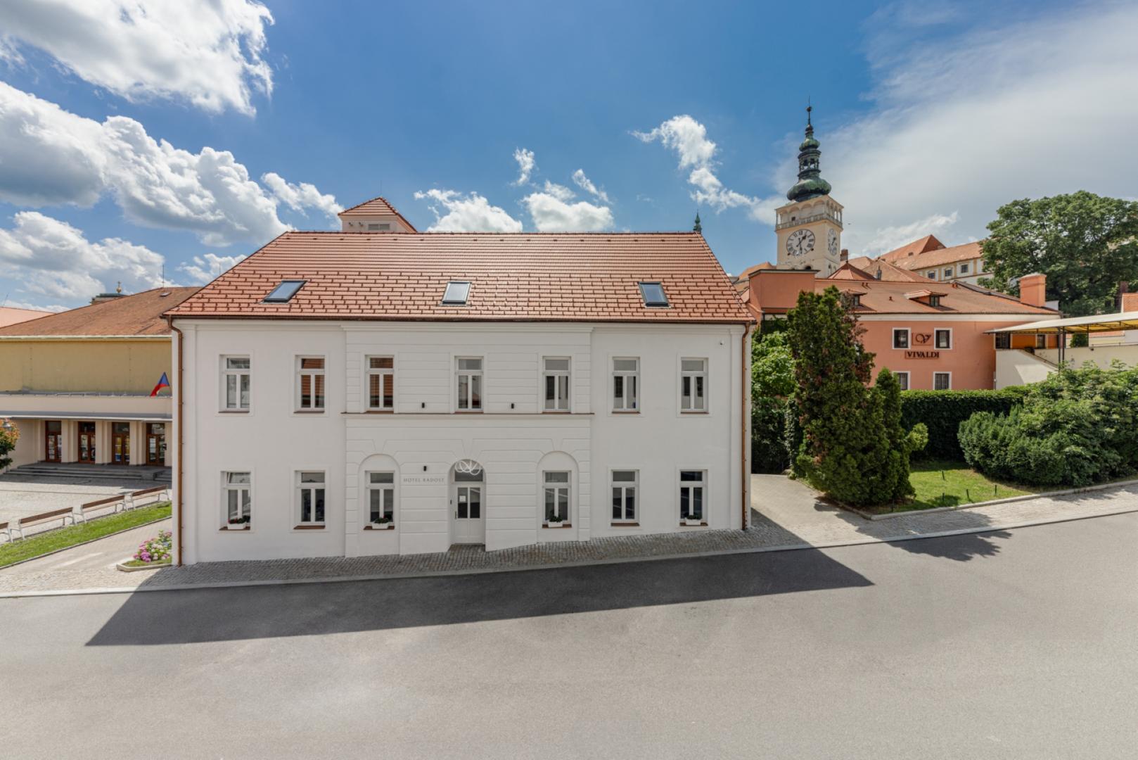 Preview photo in the page header. The image is part of the site structure and could be connected to the content.