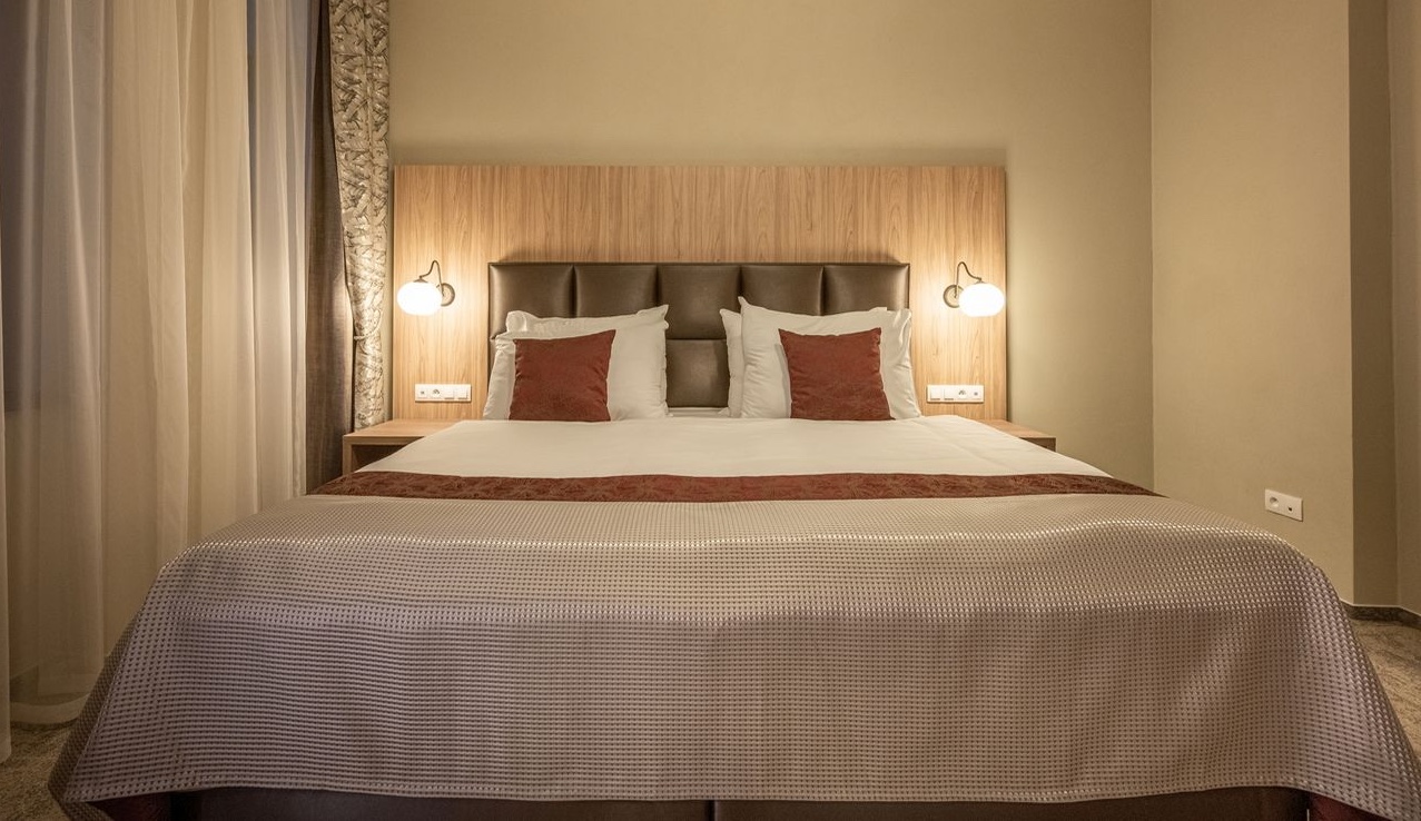 Preview photo in the page header. The image is part of the site structure and could be connected to the content.