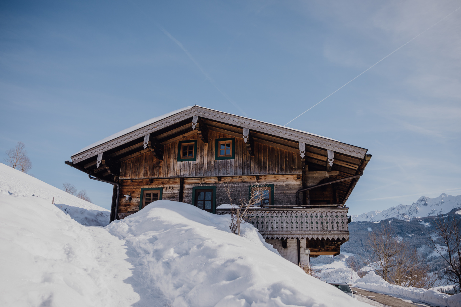 Preview photo in the page header. The image is part of the site structure and could be connected to the content.