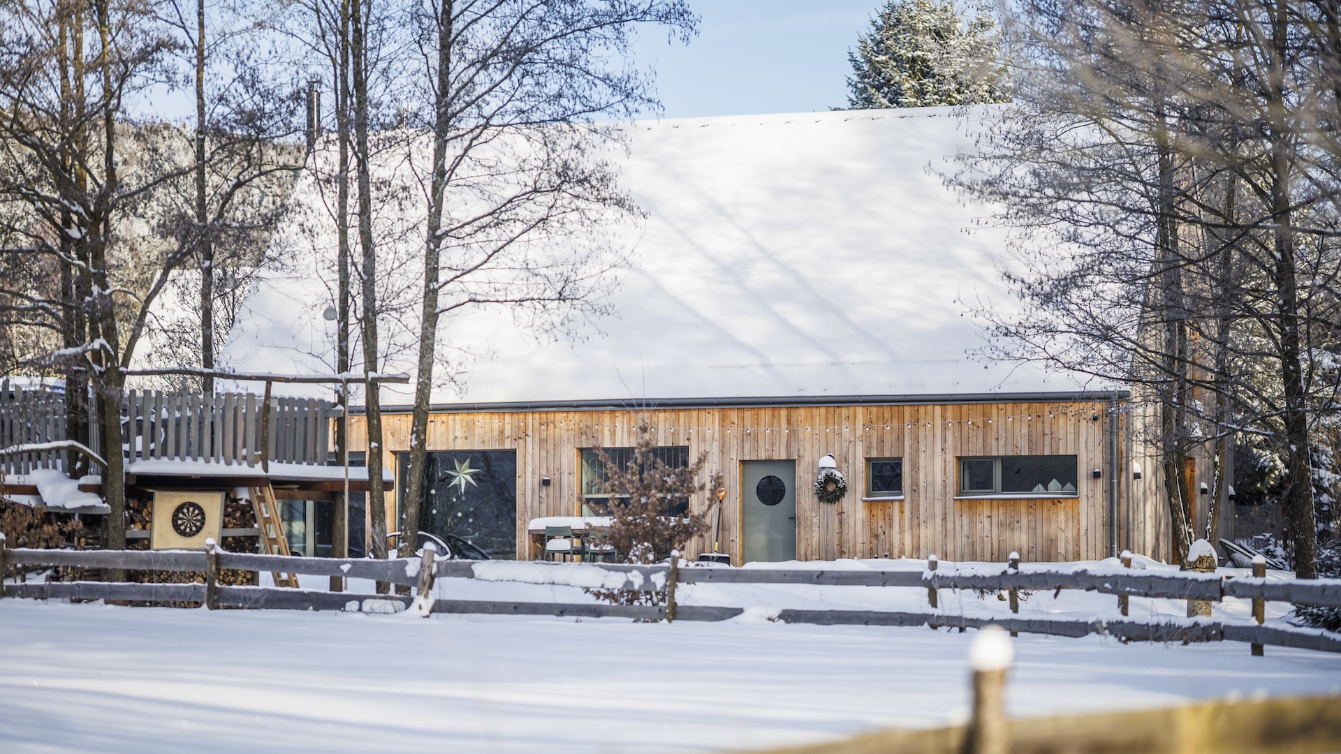 Preview photo in the page header. The image is part of the site structure and could be connected to the content.