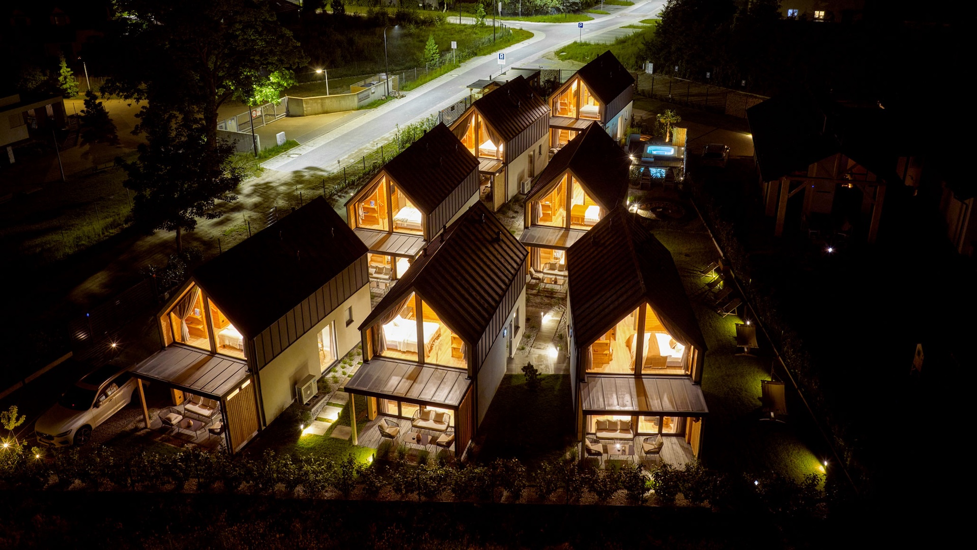 Preview photo in the page header. The image is part of the site structure and could be connected to the content.