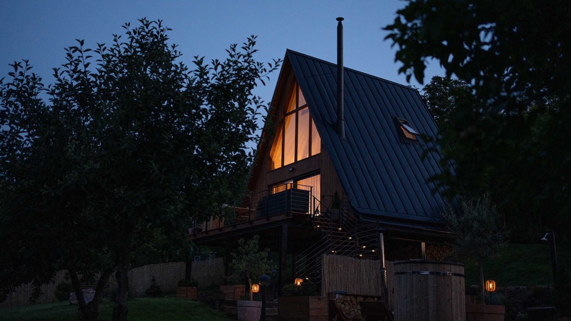 Preview photo in the page header. The image is part of the site structure and could be connected to the content.