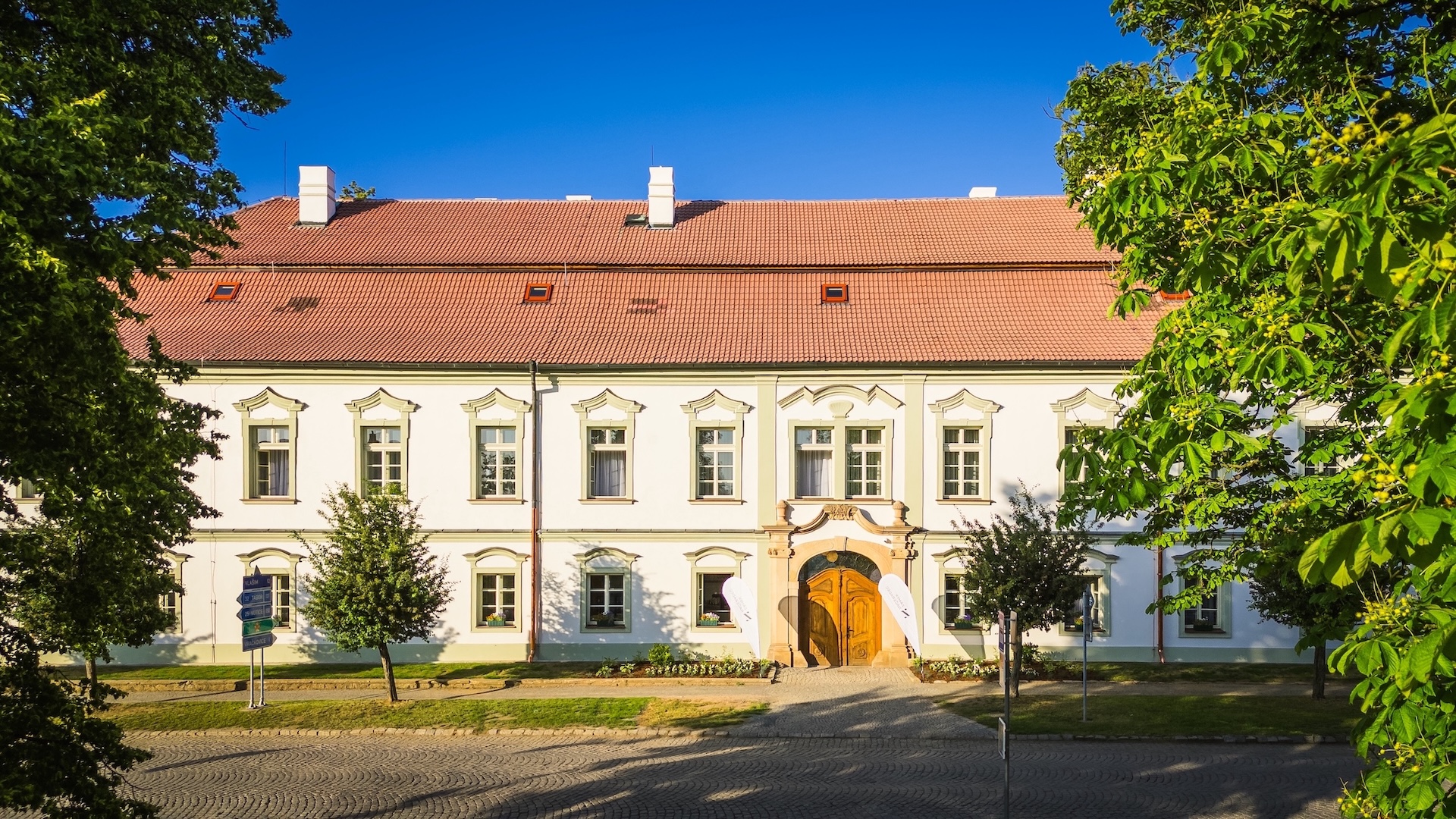 Preview photo in the page header. The image is part of the site structure and could be connected to the content.