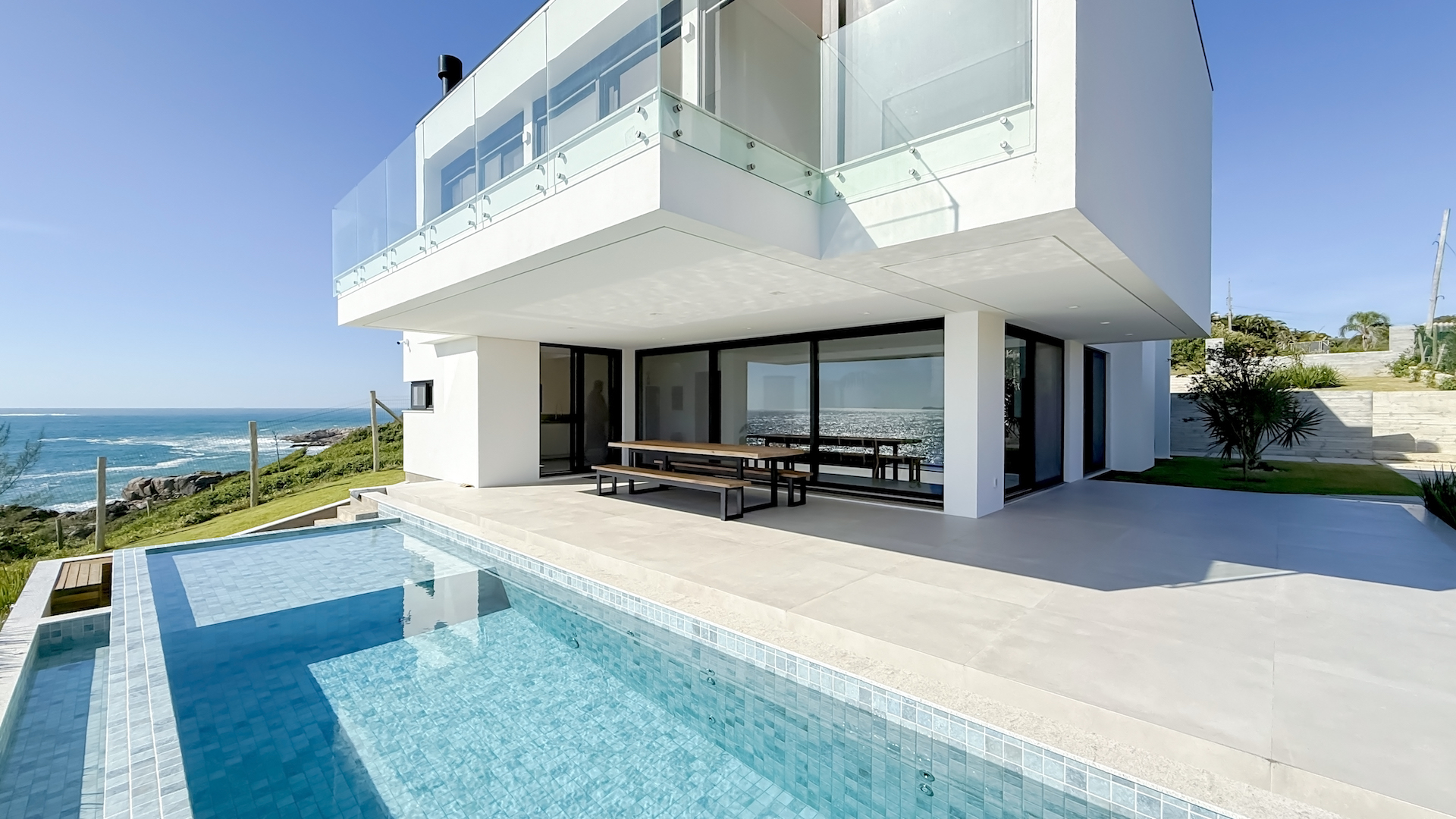 Preview photo in the page header. The image is part of the site structure and could be connected to the content.