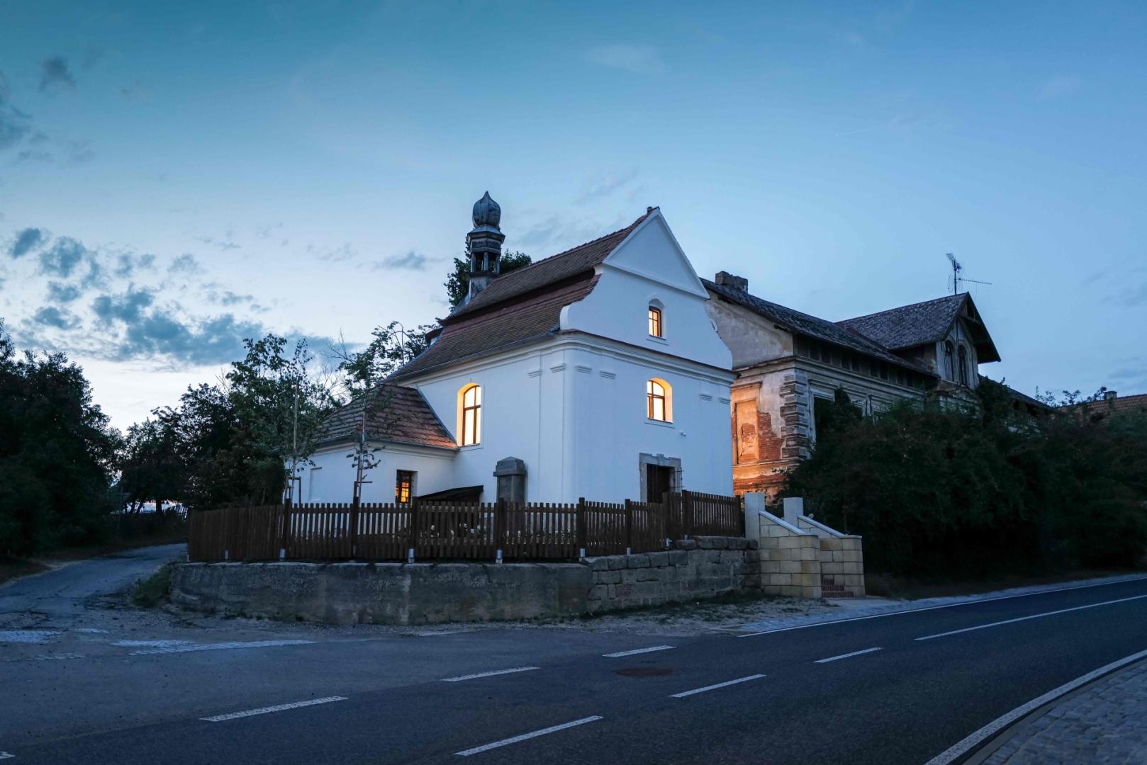 Preview photo in the page header. The image is part of the site structure and could be connected to the content.