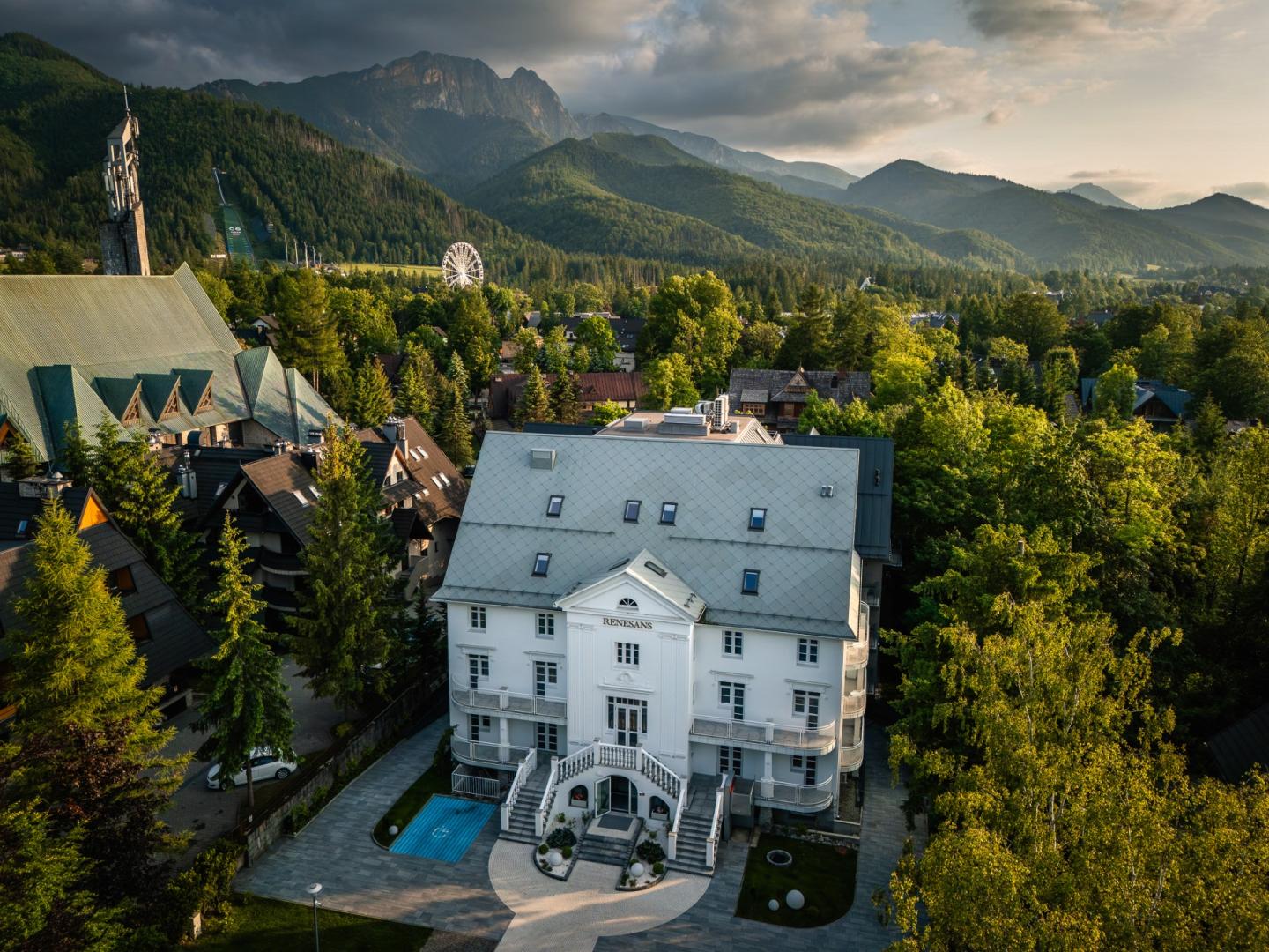 Preview photo in the page header. The image is part of the site structure and could be connected to the content.