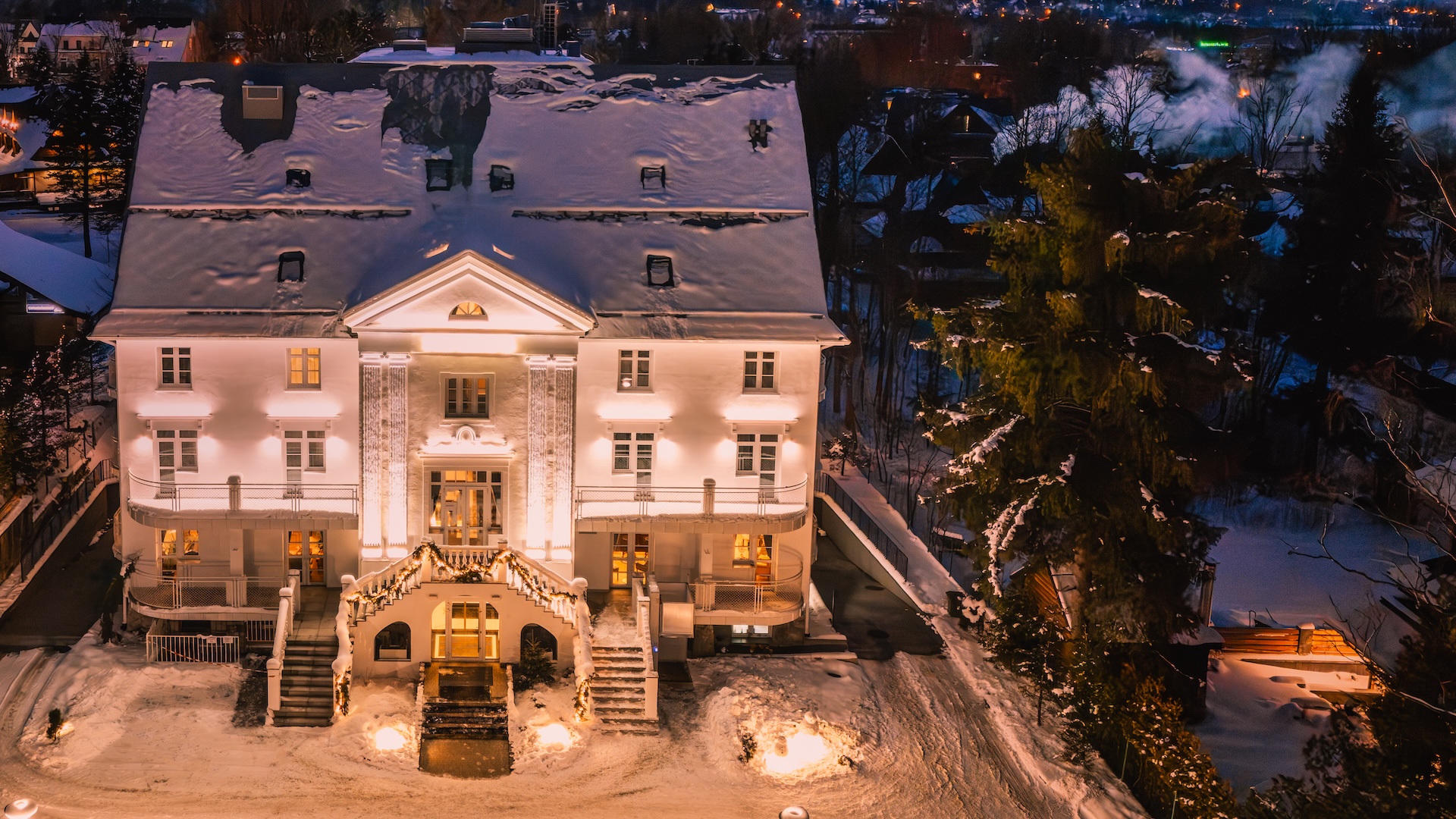 Preview photo in the page header. The image is part of the site structure and could be connected to the content.