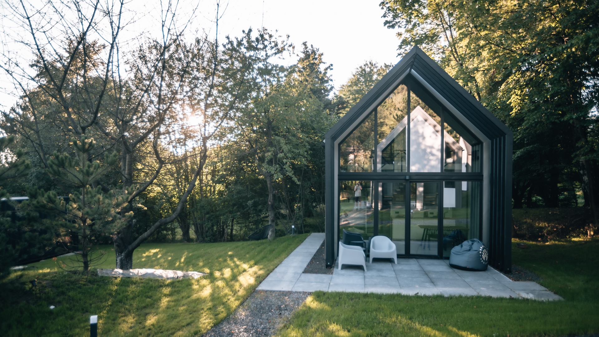 Preview photo in the page header. The image is part of the site structure and could be connected to the content.