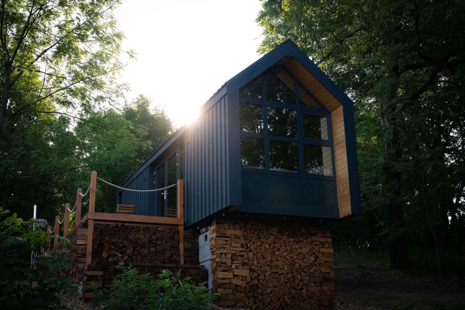 Preview photo in the page header. The image is part of the site structure and could be connected to the content.