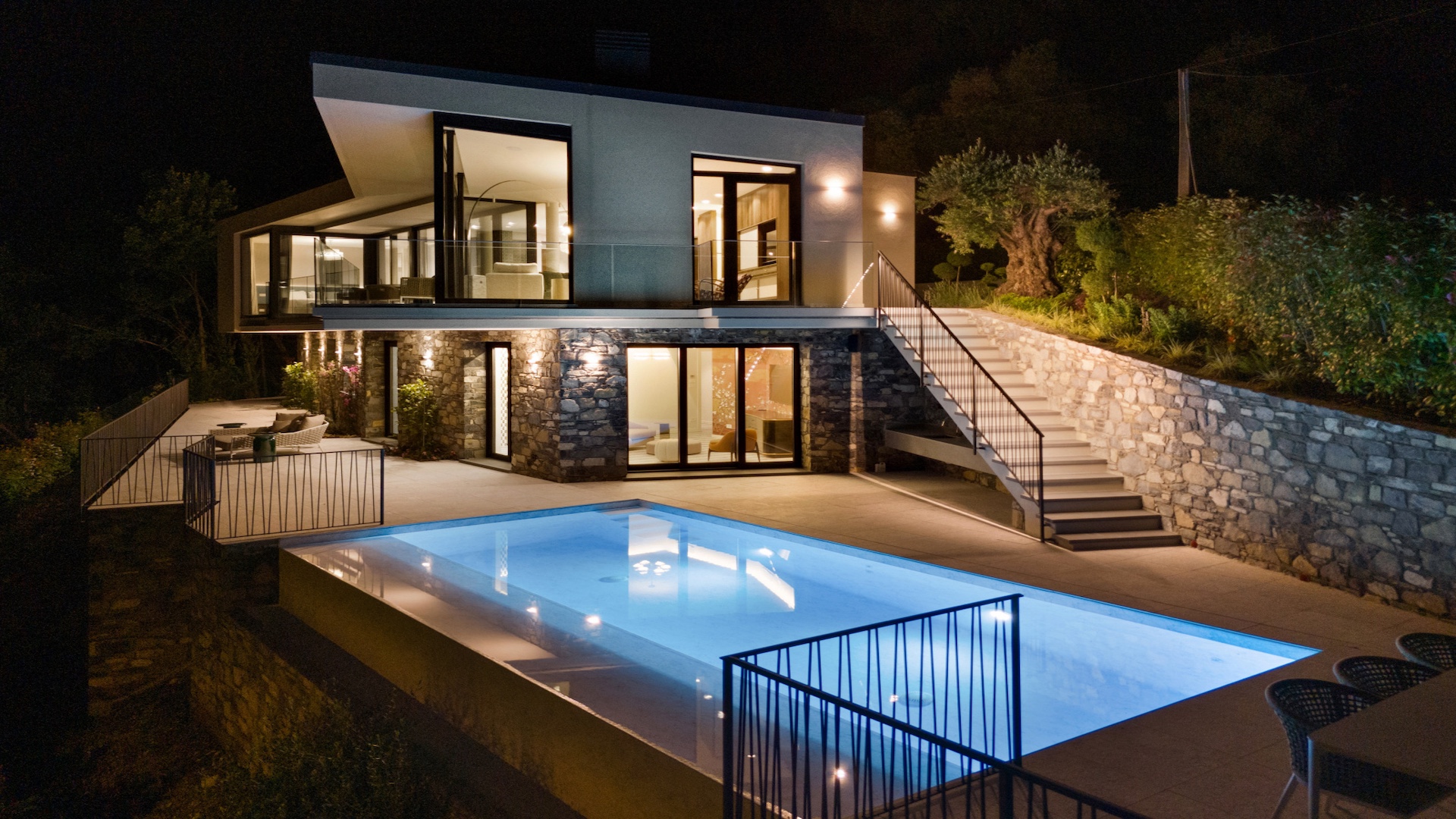 Preview photo in the page header. The image is part of the site structure and could be connected to the content.