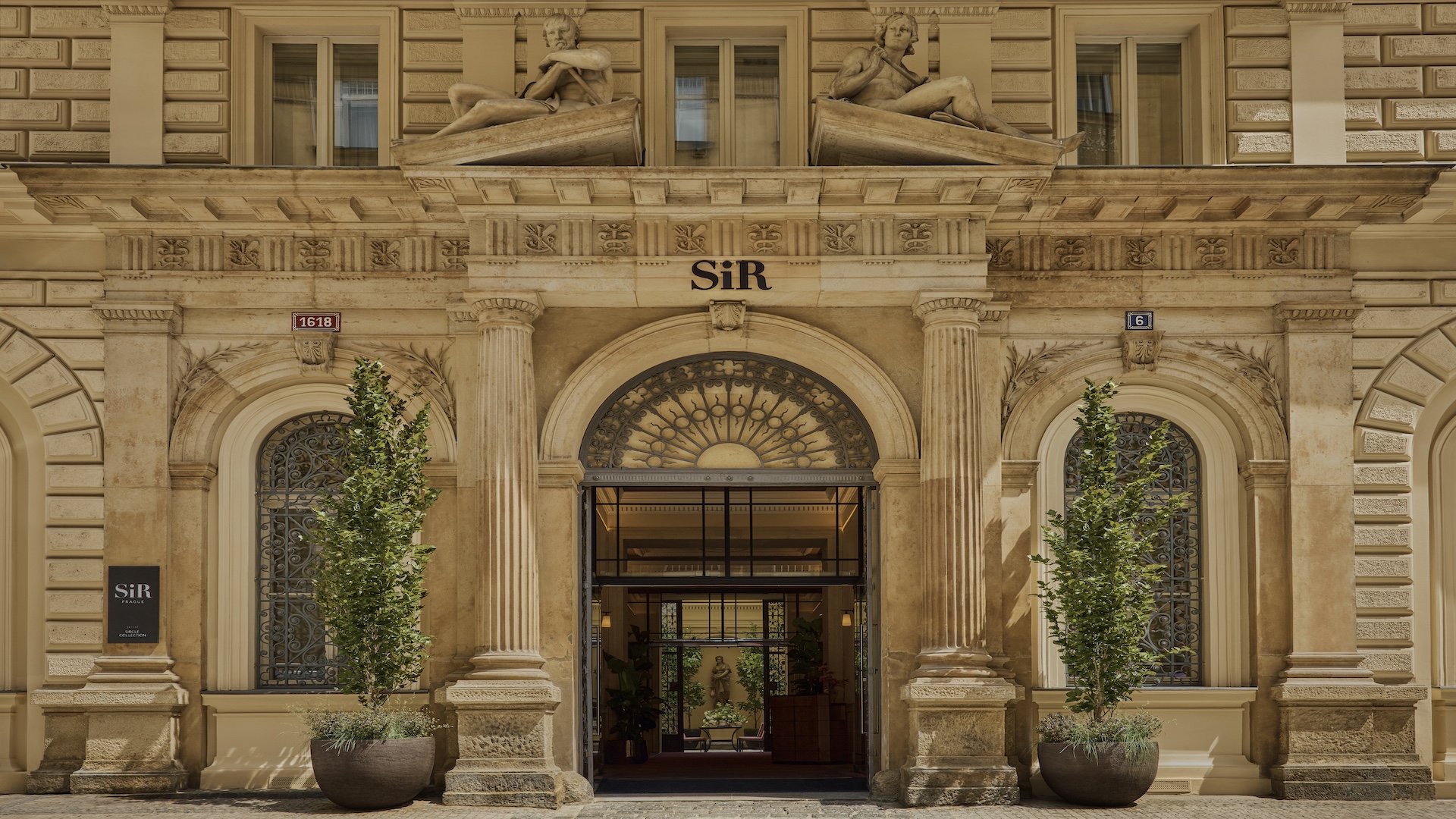 Preview photo in the page header. The image is part of the site structure and could be connected to the content.