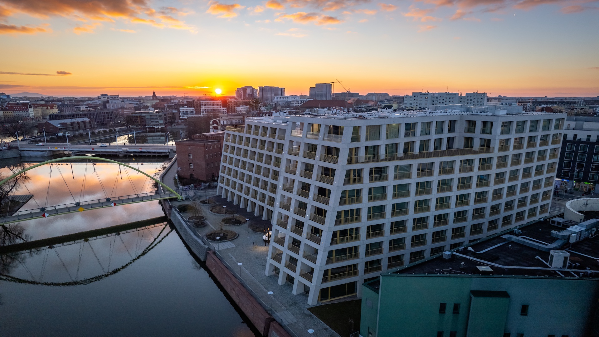 Preview photo in the page header. The image is part of the site structure and could be connected to the content.