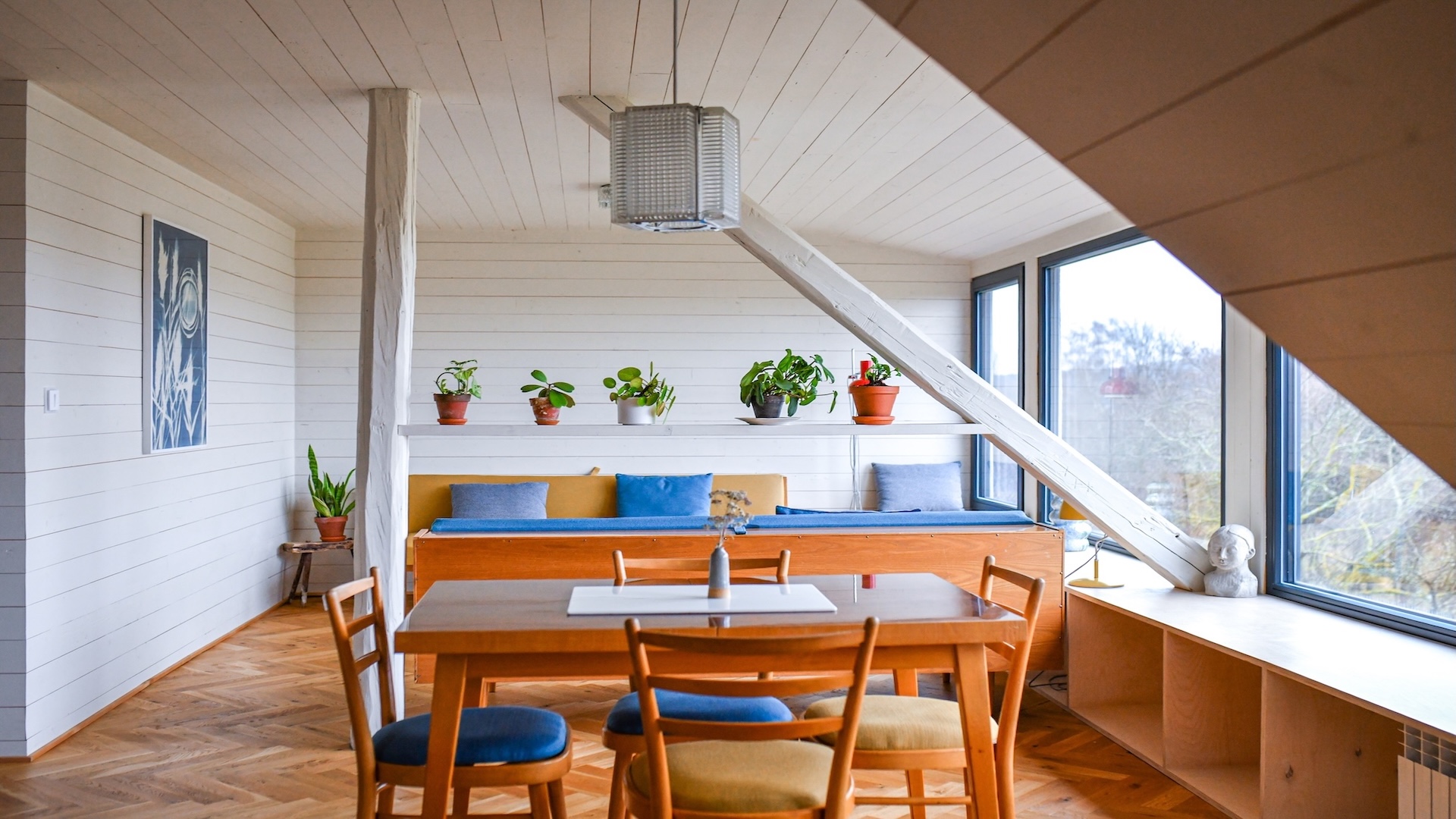 Preview photo in the page header. The image is part of the site structure and could be connected to the content.