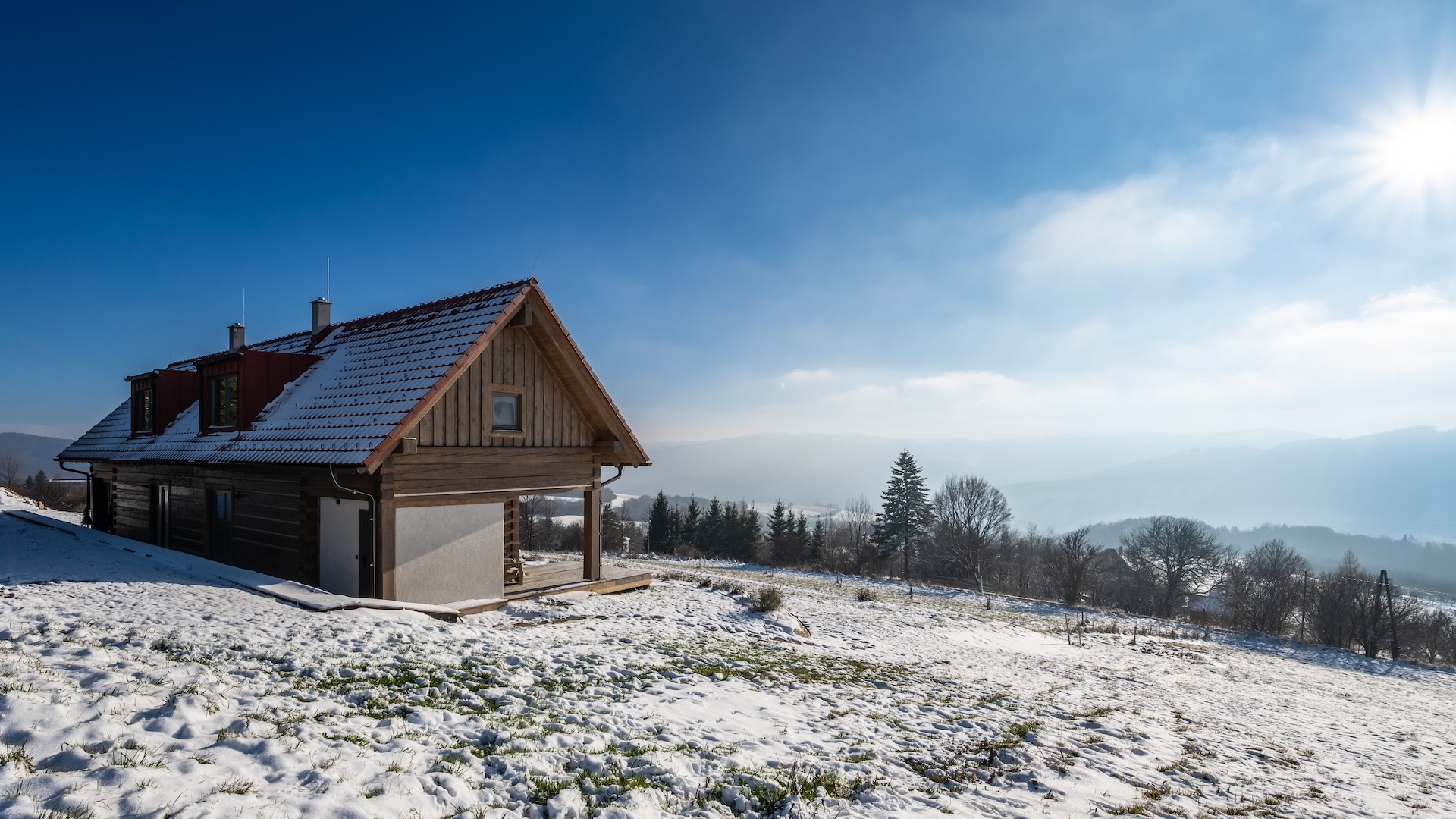 Preview photo in the page header. The image is part of the site structure and could be connected to the content.