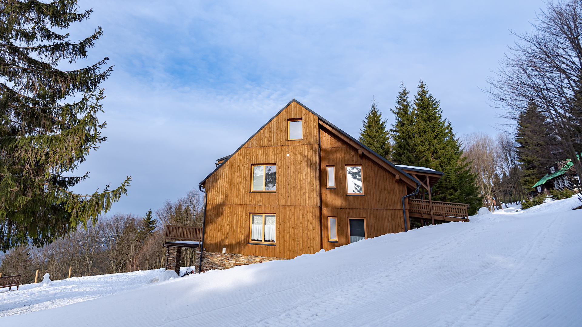 Preview photo in the page header. The image is part of the site structure and could be connected to the content.