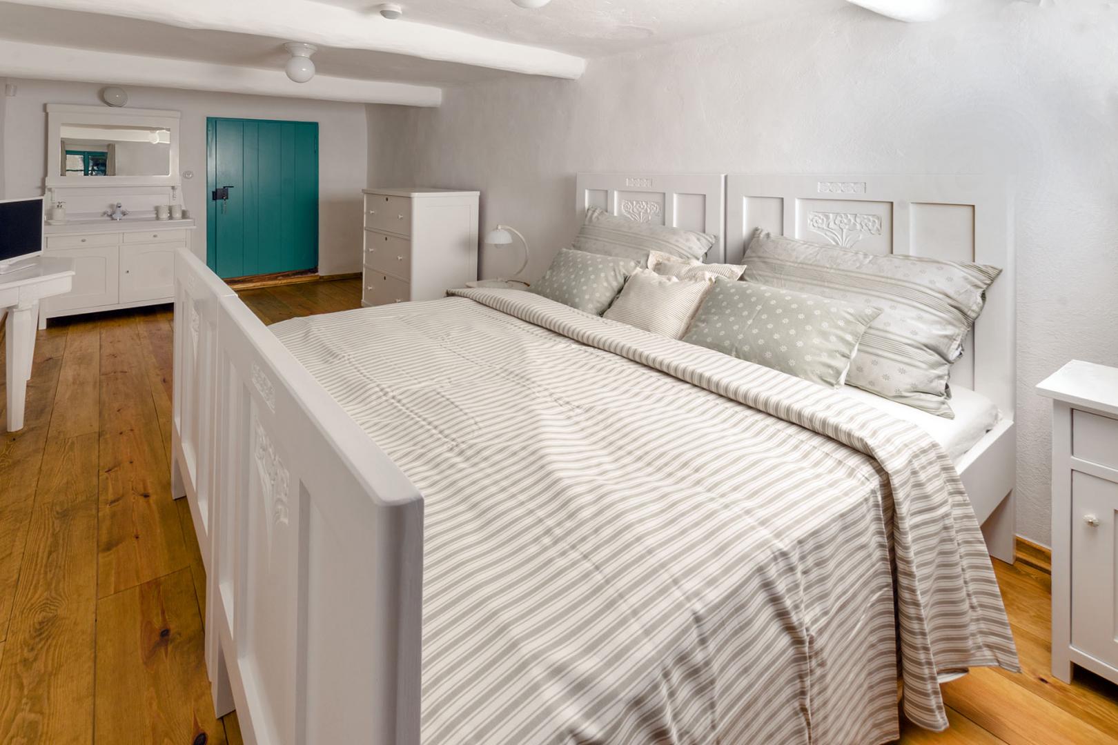 Preview photo in the page header. The image is part of the site structure and could be connected to the content.