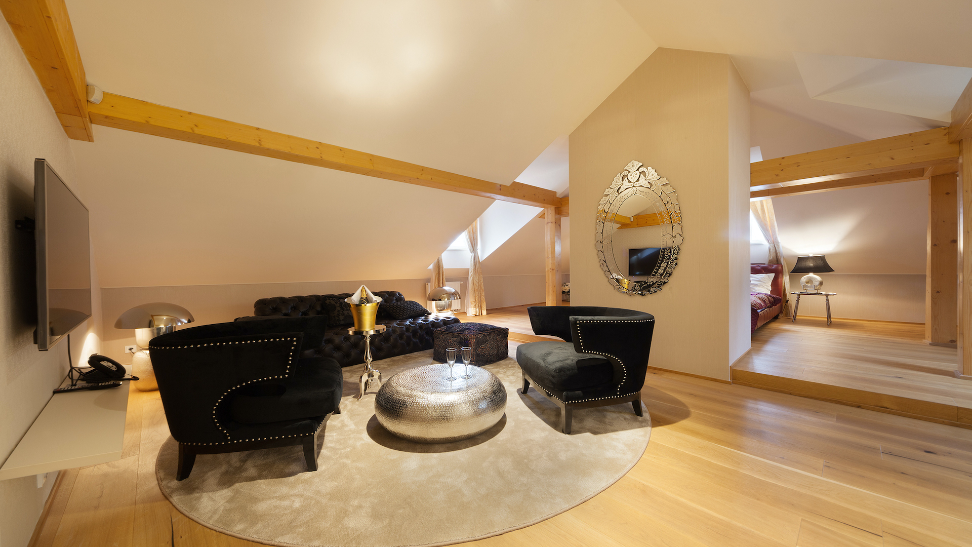 Preview photo in the page header. The image is part of the site structure and could be connected to the content.