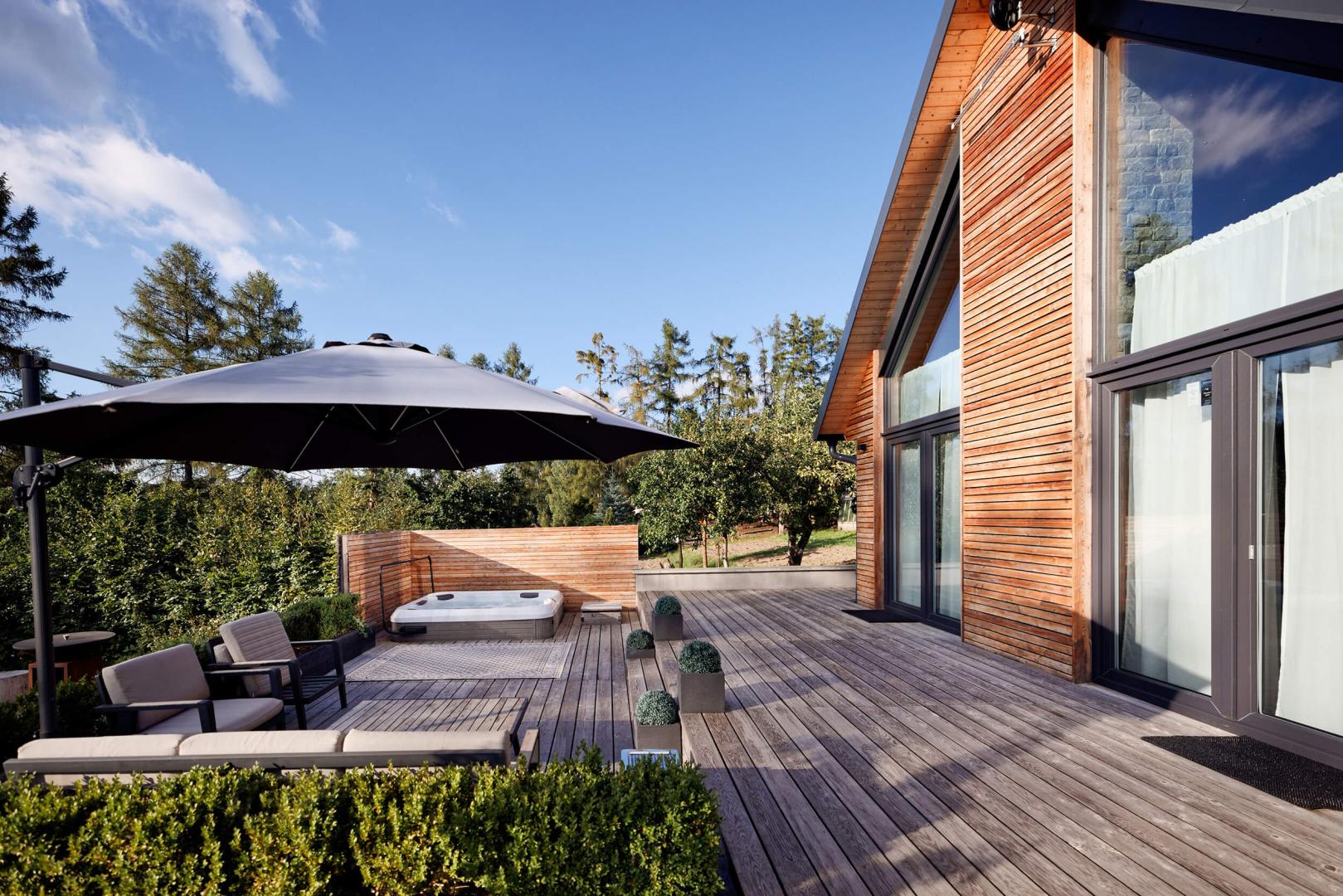 Preview photo in the page header. The image is part of the site structure and could be connected to the content.