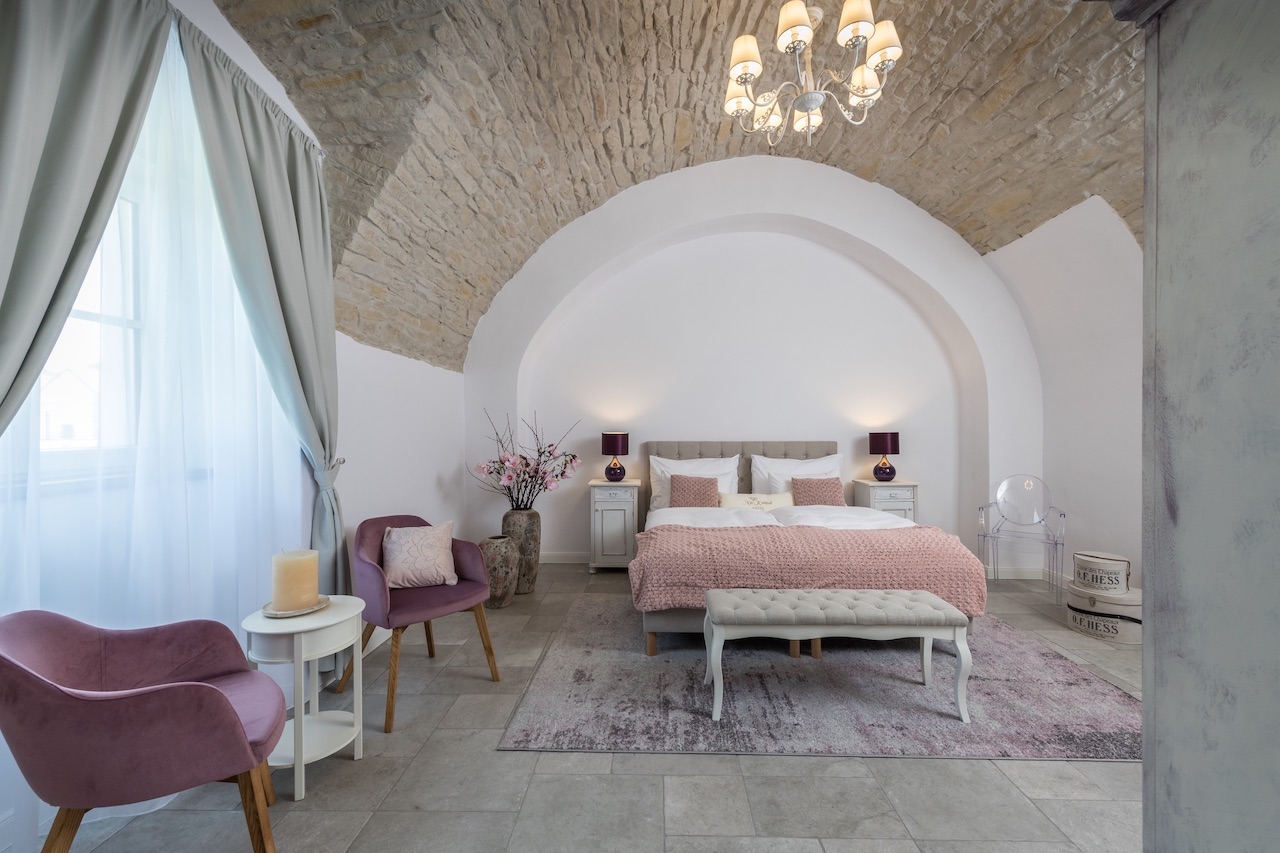 Preview photo in the page header. The image is part of the site structure and could be connected to the content.