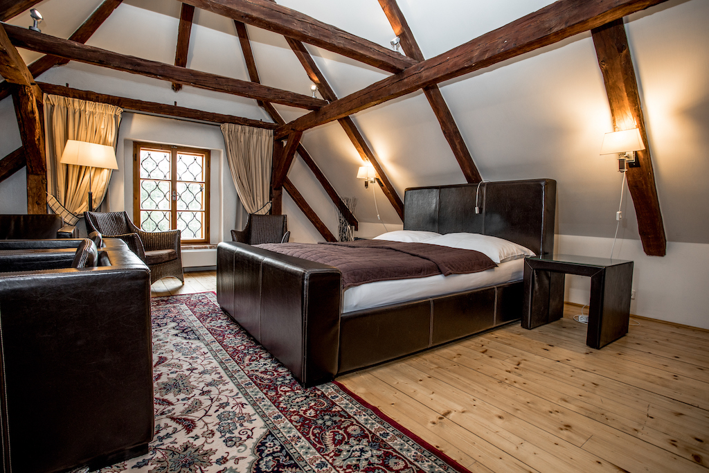 Preview photo in the page header. The image is part of the site structure and could be connected to the content.