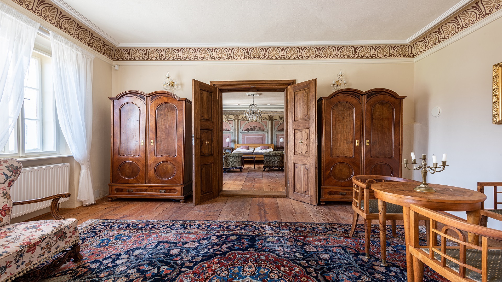 Preview photo in the page header. The image is part of the site structure and could be connected to the content.