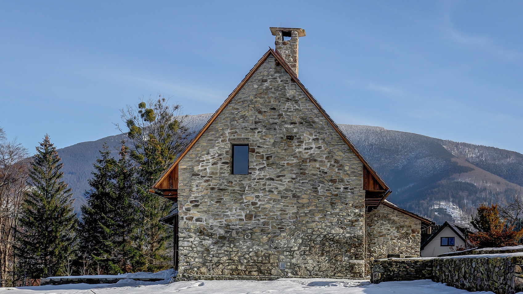 Preview photo in the page header. The image is part of the site structure and could be connected to the content.