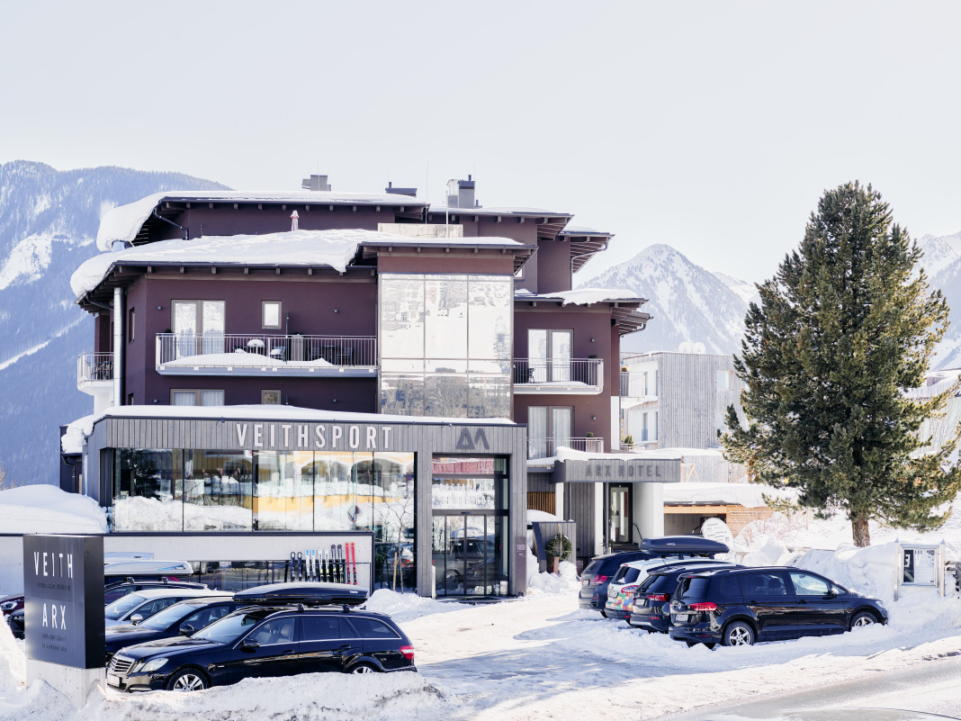 Preview photo in the page header. The image is part of the site structure and could be connected to the content.