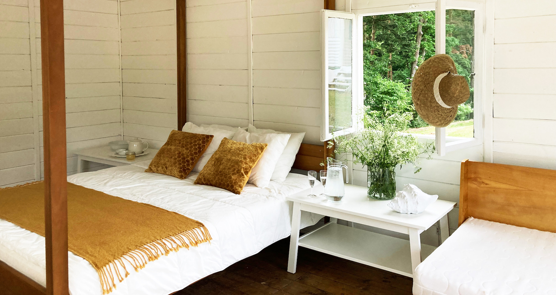 Preview photo in the page header. The image is part of the site structure and could be connected to the content.