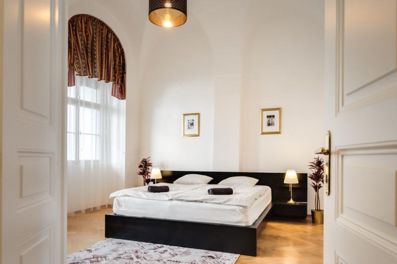 3 BR Baroque Apartment next to Charles Bridge – in the building protected by UNESCO  -4