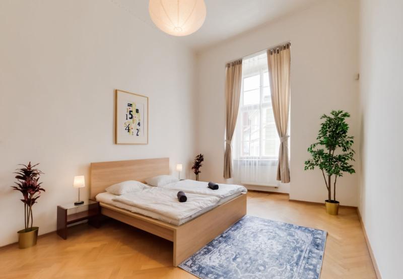 3 BR Baroque Apartment next to Charles Bridge – in the building protected by UNESCO  -5